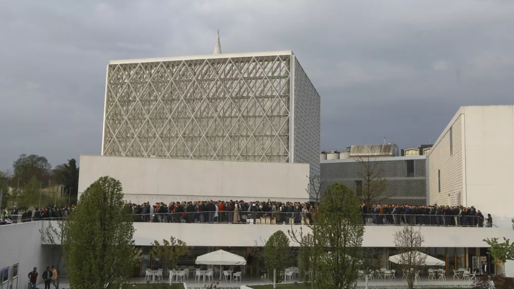 - 21.04.2023 - Islamski kulturni center - IVKC v Ljubljani - Ramazanski bajram - s sončnim zahodom se je za muslimane zaključil postni mesec ramazan, ki mu je sledilo tridnevno praznovanje bajrama - muslimani - Islamska skupnost v Sloveniji - bajramska molitev - muslimanski verniki - džamija //FOTO: Luka Cjuha