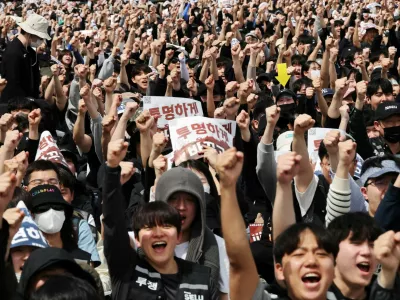 FILE PHOTO: Samsung Electronics' labour union members chant slogans during a protest against company's compensation levels ahead of a planned lengthy strike in front of Samsung Electronics semiconductor plant in Pyeongtaek, South Korea, April 23, 2026. REUTERS/Kim Hong-Ji/File Photo