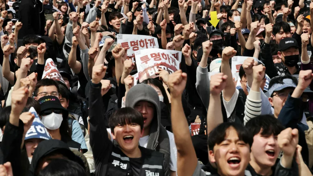 FILE PHOTO: Samsung Electronics' labour union members chant slogans during a protest against company's compensation levels ahead of a planned lengthy strike in front of Samsung Electronics semiconductor plant in Pyeongtaek, South Korea, April 23, 2026. REUTERS/Kim Hong-Ji/File Photo
