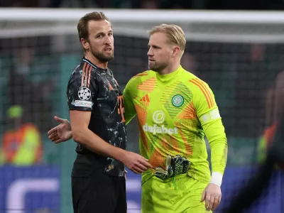 Soccer Football - Champions League - Knockout Phase Playoff - First Leg - Celtic v Bayern Munich - Celtic Park, Glasgow, Scotland, Britain - February 12, 2025 Bayern Munich's Harry Kane and Celtic's Kasper Schmeichel after the match REUTERS/Russell Cheyne
