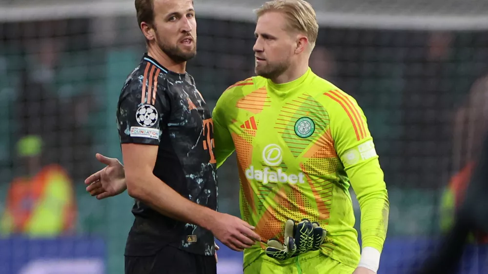 Soccer Football - Champions League - Knockout Phase Playoff - First Leg - Celtic v Bayern Munich - Celtic Park, Glasgow, Scotland, Britain - February 12, 2025 Bayern Munich's Harry Kane and Celtic's Kasper Schmeichel after the match REUTERS/Russell Cheyne