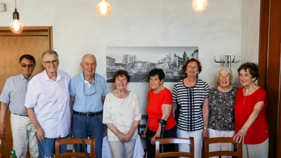&raquo;Ostali smo prijatelji&laquo;: za 70-letnico mature znova skupaj za isto mizo