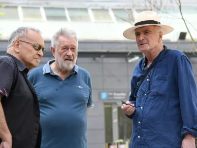 Ljubljana, pred klubom K4.Novinarska konferenca ob najavi pobude za razpis referenduma o noveli zakona o parlamentarni preiskavi.Kolumnist, glasbeni promotor in aktivist Igor Vidmar, sociolog Rastko Mocnik in kolumnist Vlado Miheljak.