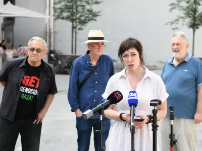 Ljubljana, pred klubom K4.Novinarska konferenca ob najavi pobude za razpis referenduma o noveli zakona o parlamentarni preiskavi.Predstavnica pobude Pia Nikolic.