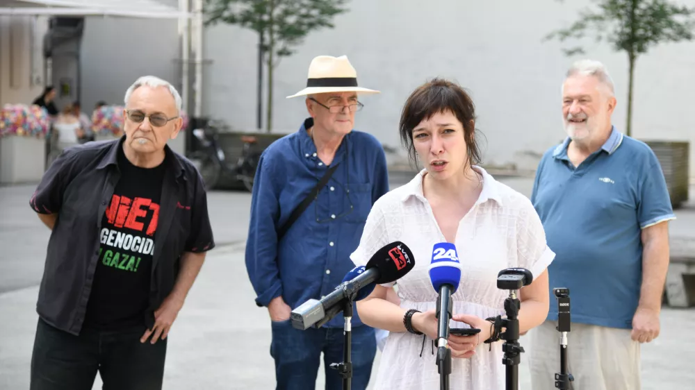 Ljubljana, pred klubom K4.Novinarska konferenca ob najavi pobude za razpis referenduma o noveli zakona o parlamentarni preiskavi.Predstavnica pobude Pia Nikolic.