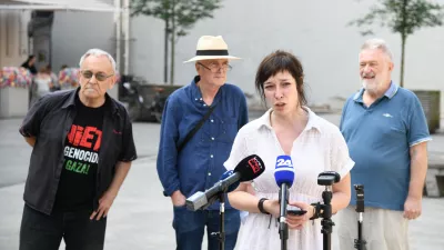 Ljubljana, pred klubom K4.Novinarska konferenca ob najavi pobude za razpis referenduma o noveli zakona o parlamentarni preiskavi.Predstavnica pobude Pia Nikolic.