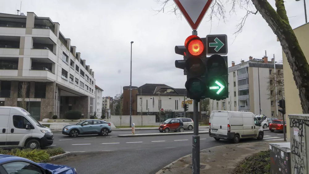 - 12.12.2023 &ndash; križi&scaron;če Karlov&scaron;ka cesta &ndash; Predor pod Gradom - semafor - prometni znak zelena pu&scaron;čica za zavijanje desno pri rdeči luči -  //FOTO: Luka Cjuha