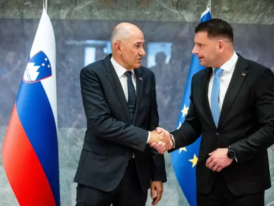 Ljubljana, DZ.Izredna seja DZ, na kateri so obravnavali predlog za izvolitev prvaka SDS Janeza Janse za predsednika vlade.Rokovanje mandatarja za sestavo vlade Janeza janse in predsednika DZ Zorana Stevanovica.