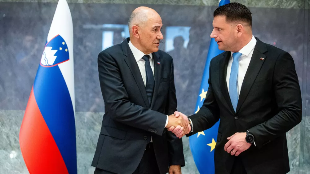 Ljubljana, DZ.Izredna seja DZ, na kateri so obravnavali predlog za izvolitev prvaka SDS Janeza Janse za predsednika vlade.Rokovanje mandatarja za sestavo vlade Janeza janse in predsednika DZ Zorana Stevanovica.