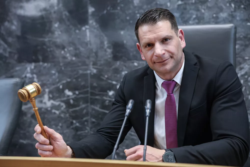 Novi predsednik DZ Zoran Stevanović, Resnica- 10.04.2026 - ustanovna seja novega sklica DZ, ki jo je sklicala predsednica republike Nata&scaron;a Pirc Musar; seja se je začela z imenovanjem predsednika in podpredsednika mandatno-volilne komisije, sledila je prekinitev, pol ure po prekinitvi pa se je začela seja mandatno-volilne komisije DZ za pripravo druge točke dnevnega reda; v nadaljevanju seje DZ so potrjevali mandate poslancem in volili predsednika DZ//FOTO: Jaka Gasar