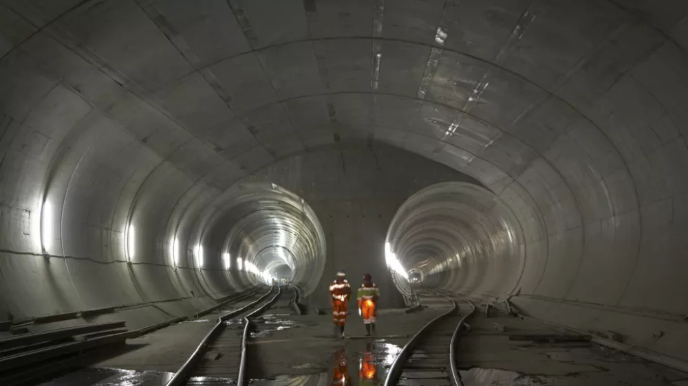 Gotthardbasistunnel, Graubuenden, Schweiz, Bilfinger Berger, Tunnelbau Betonierte Tunnelroehren vor dem Innenausbau noerdlich der Multifunktionsstelle im Gotthardbasistunnel in Sedrun. Tunnel tubes before the interior fittings north the multi-functional point in the Gotthard basis tunnel in Sedrun. (c) 2010 Frank Schultze / Zeitenspiegel