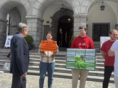 Pri CILJ so želeli županu podariti napolnjeno kartico Urbana. 
