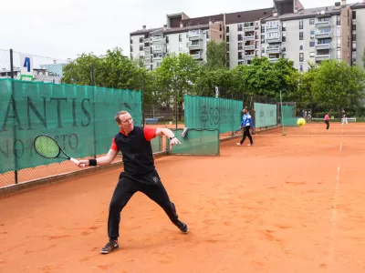 Tenis, igranje tenisa-20.04.2020. Po zaprtju zaradi epidemije Covid 19 ponovno odprtje tenis igri&scaron;č v &Scaron;portnem parku Savsko naselje v Ljubljani- 20.04.2020.- Koronavirus COVID-19 v Sloveniji &ndash; epidemija. //FOTO: Bojan Velikonja