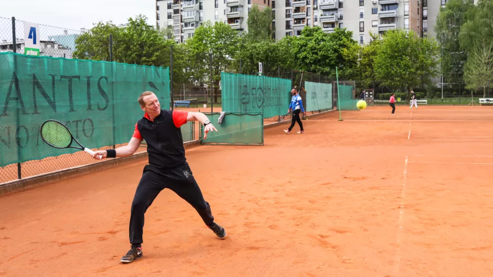 Tenis, igranje tenisa-20.04.2020. Po zaprtju zaradi epidemije Covid 19 ponovno odprtje tenis igri&scaron;č v &Scaron;portnem parku Savsko naselje v Ljubljani- 20.04.2020.- Koronavirus COVID-19 v Sloveniji &ndash; epidemija. //FOTO: Bojan Velikonja