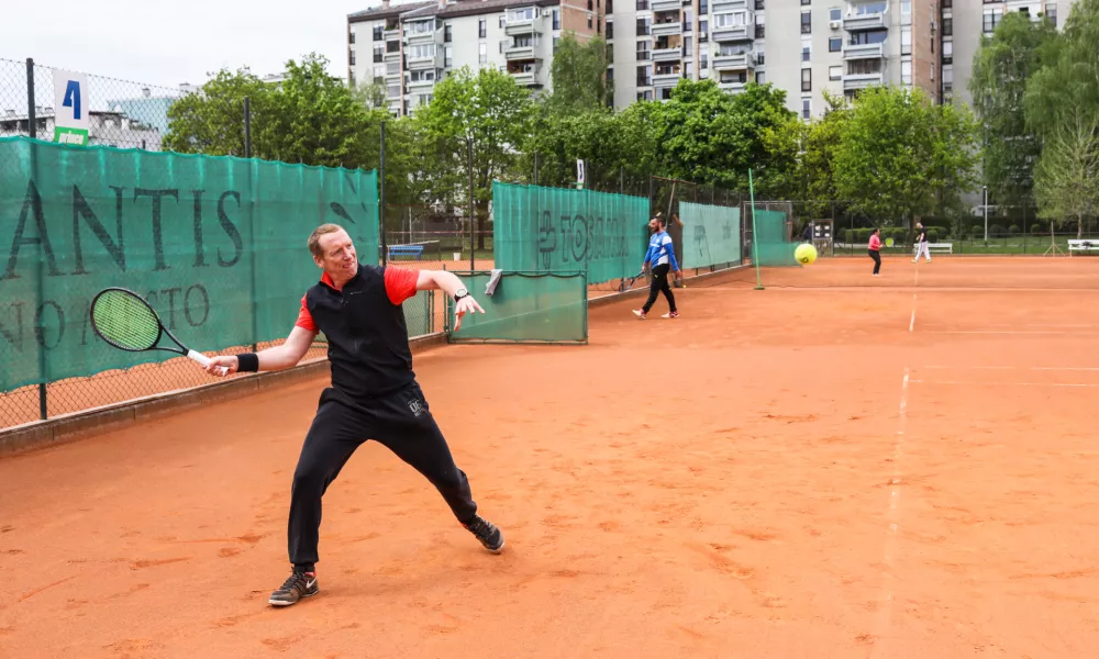 Tenis, igranje tenisa-20.04.2020. Po zaprtju zaradi epidemije Covid 19 ponovno odprtje tenis igri&scaron;č v &Scaron;portnem parku Savsko naselje v Ljubljani- 20.04.2020.- Koronavirus COVID-19 v Sloveniji &ndash; epidemija. //FOTO: Bojan Velikonja