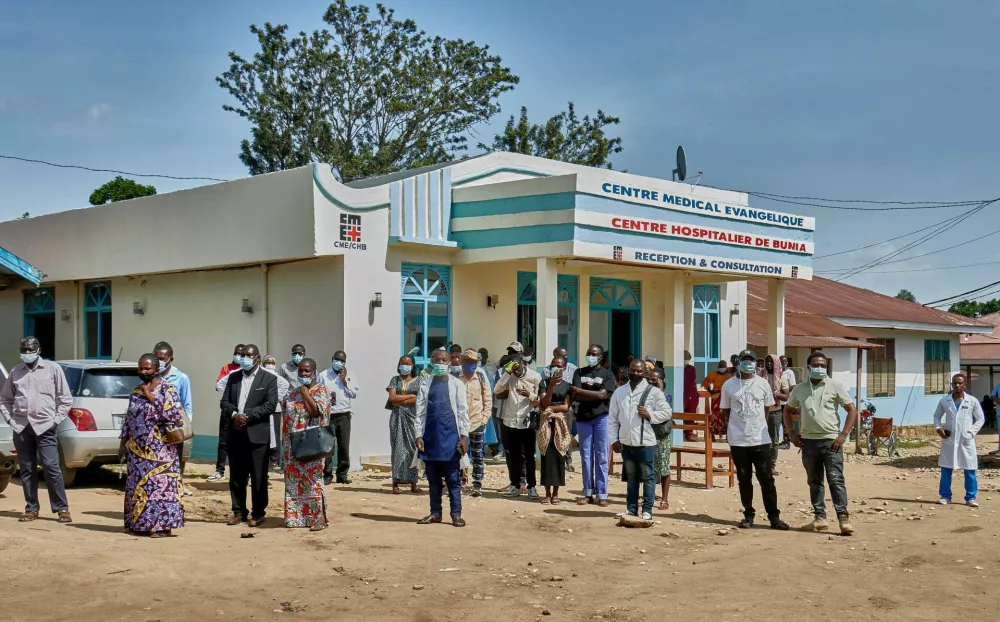 FILE PHOTO: Congolese medical workers stand to honour Dr Tibenderana Katho Blaise, who died of Ebola virus, as aid agencies intensify efforts to contain a new Ebola outbreak caused by the Bundibugyo virus, at the Centre Medical Evangelique (CME) in Hoho commune of Bunia, Ituri province, Democratic Republic of Congo, May 26, 2026. REUTERS/Gradel Muyisa Mumbere/File Photo