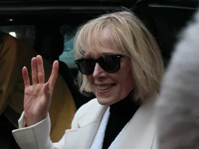 E. Jean Carroll waves outsidte the Manhattan Federal Court, after the verdict in the second civil trial after she accused former U.S. President Donald Trump of raping her decades ago, in New York City, U.S., January 26, 2024. REUTERS/Brendan Mcdermid 