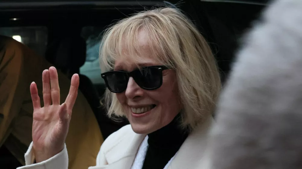 E. Jean Carroll waves outsidte the Manhattan Federal Court, after the verdict in the second civil trial after she accused former U.S. President Donald Trump of raping her decades ago, in New York City, U.S., January 26, 2024. REUTERS/Brendan Mcdermid 