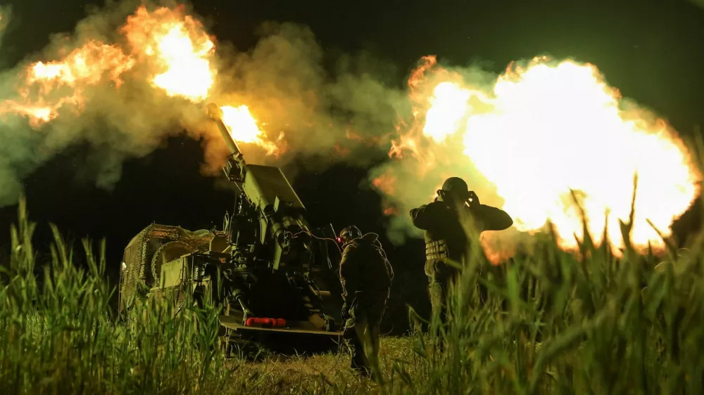 Artillerymen of the 30th Separate Mechanized Brigade of the Ukrainian Armed Forces fire a Ukrainian self-propelled howitzer 2S22 Bohdana toward Russian positions, amid Russia's attack on Ukraine, on a frontline in Donetsk region, Ukraine May 27, 2026. REUTERS/Stringer
