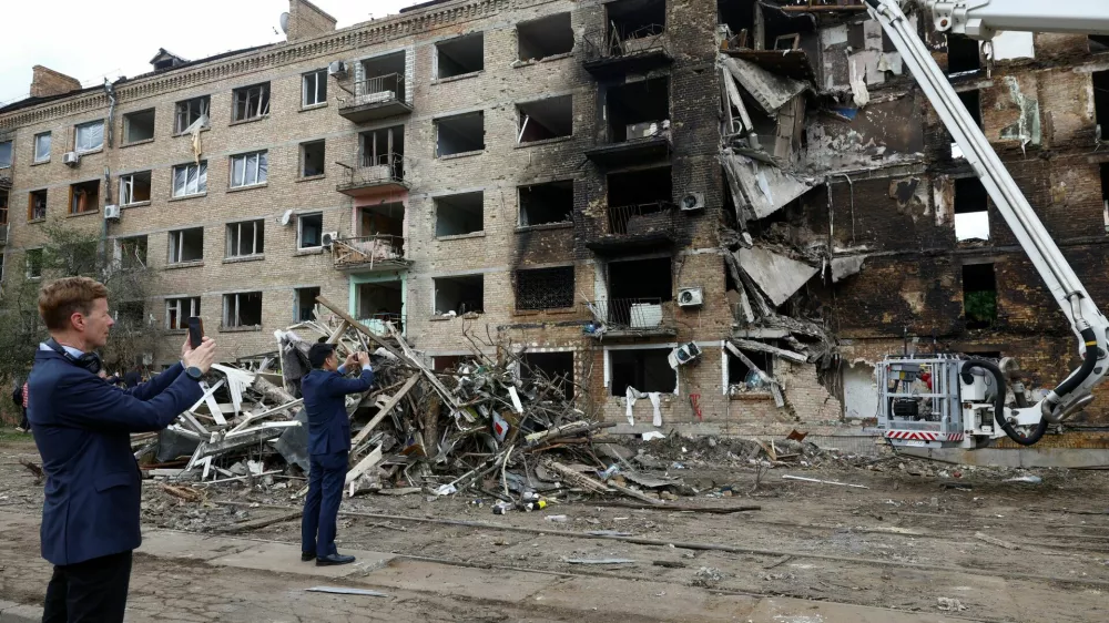 Members of diplomatic missions to Ukraine visit the site of an apartment building hit during recent Russian missile and drone strikes, amid Russia's attack on Ukraine, in Kyiv, Ukraine May 25, 2026. REUTERS/Valentyn Ogirenko