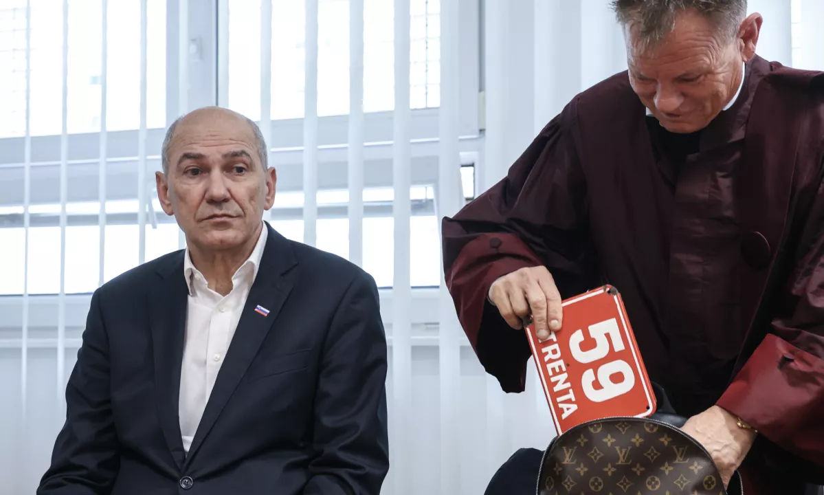Tožilstvo je v zadevi Trenta nekdanjemu prvemu možu Imosa Branku Kastelicu očitalo zlorabo položaja na škodo tega podjetja, Janezu Janši in Klemnu Gantarju pa pomoč pri tem.