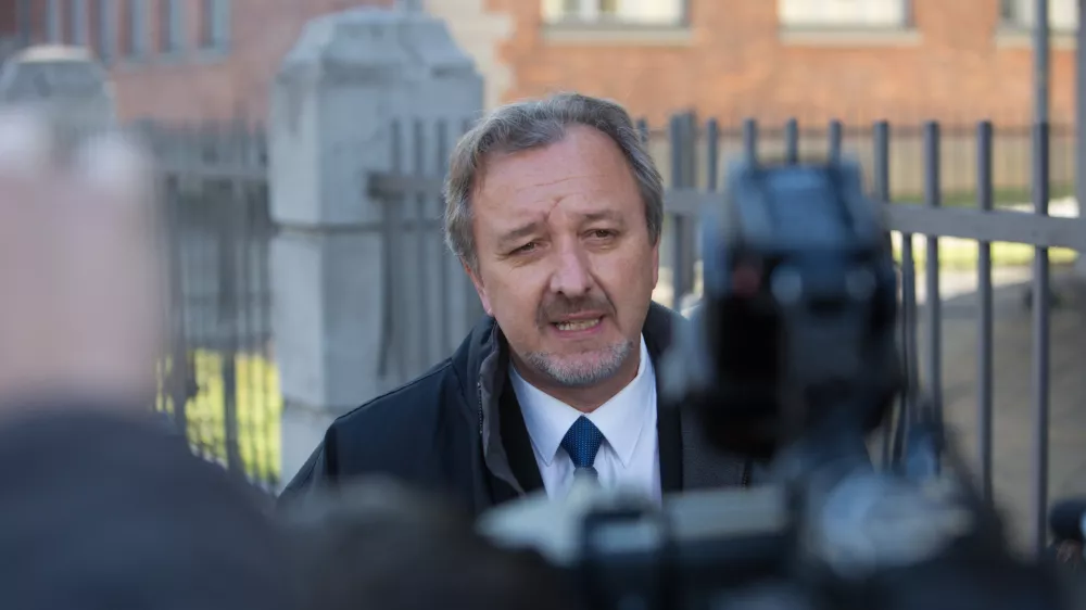 Nekdanji veleposlanik v Avstraliji Milan Balažic pred MZZ, medijem predstavil poročilo o okoli&scaron;činah odpoklica, ki ga je prejel od KPK, - 12.01.2016 pred Ministrstvom za zunanje zadeve (MZZ) - predstavitev zaključnih ugotovitev Komisije za preprečevanje korupcije (KPK) v primeru Tajna diplomacija, ki se nana&scaron;a na dejavnost preiskovancev zunanjega ministra Karla Erjavca, biv&scaron;e premierke Alenke Bratu&scaron;ek ter odpoklic Milana Balažica z veleposlani&scaron;kega mesta v Avstraliji;//FOTO: Maja Marko