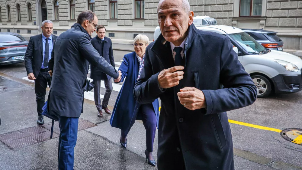 Ljubljana, vlada.Seja sveta za nacionalno varnost, ki jo je sklical predsednik vlade Robert Golob, na njej pa so razpravljali o kriznih razmerah v svetu in energetski varnosti ter tujih vplivih na volitve v Sloveniji.Predsednik Demokratov Anze Logar, predsednica republike Natasa Pirc Musar in predsednik SDS Janez Jansa ob prihodu na sejo.
