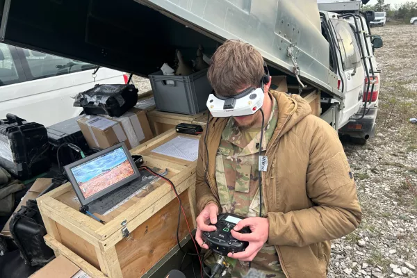 A Ukrainian drone pilot, who uses the call-sign Tarik in line with Ukrainian military regulations, flies a FPV drone during a military exercises in Gotland, Sweden, Sunday, May 10, 2026. ADDITION: adds info that Tarik is the call-sign name (AP Photo/Emma Burrows)