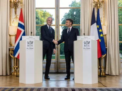 France's President Emmanuel Macron and Norway's Prime Minister Jonas Gahr Stoere shake hands after a joint press conference prior to a working dinner at the Elysee Palace in Paris, France, 27 May 2026. CHRISTOPHE PETIT TESSON/Pool via REUTERS