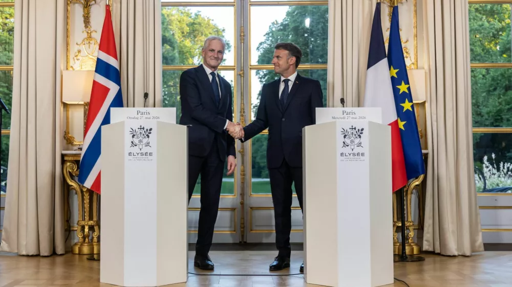 France's President Emmanuel Macron and Norway's Prime Minister Jonas Gahr Stoere shake hands after a joint press conference prior to a working dinner at the Elysee Palace in Paris, France, 27 May 2026. CHRISTOPHE PETIT TESSON/Pool via REUTERS