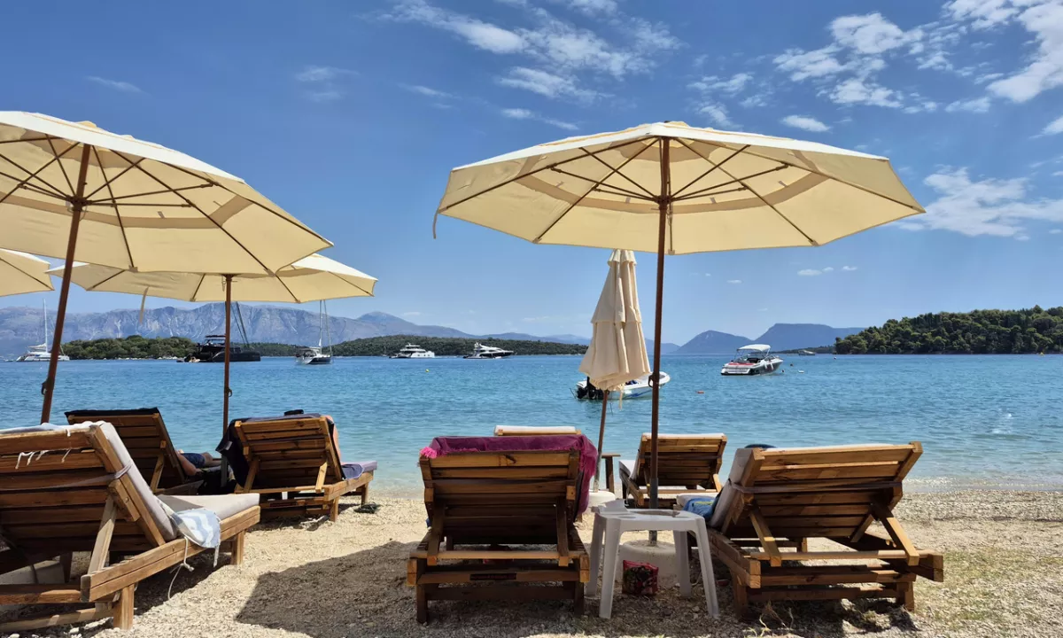 Vročinski val je marsikoga že pognal v sanjarjenje o poletnem oddihu ob morju, prav zato pa je veliko pozornosti pritegnila nova lestvica najboljših evropskih plaž za leto 2026.