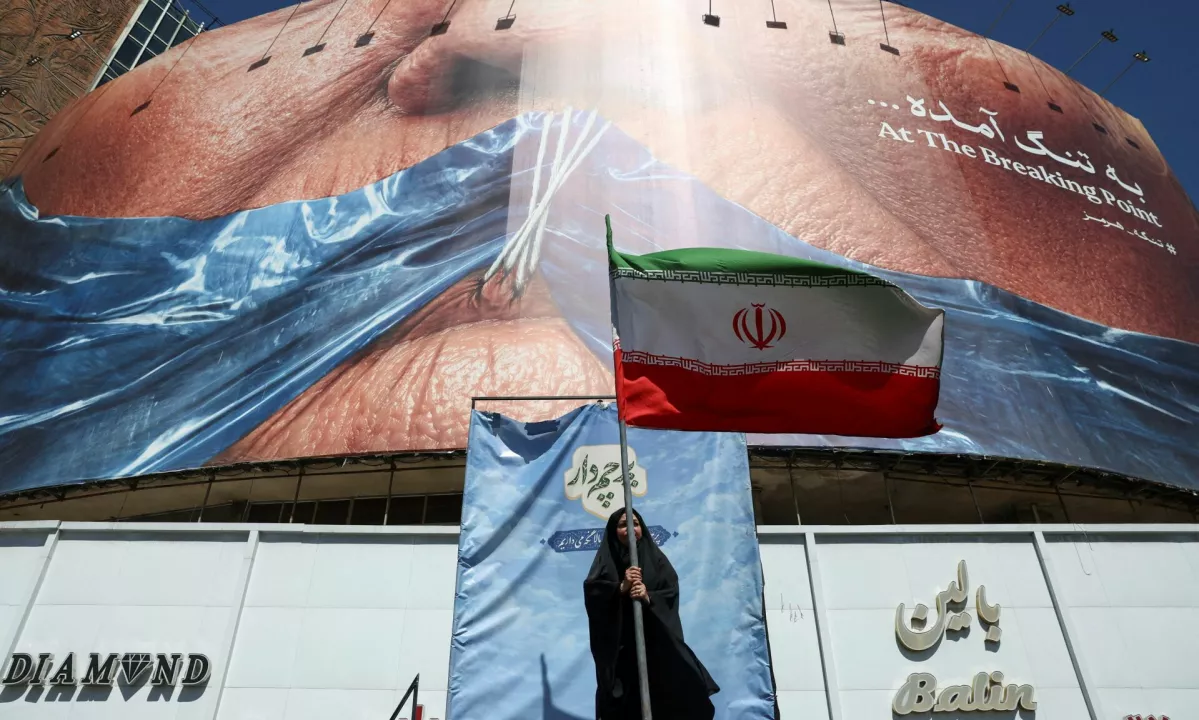 Ameriški in iranski pogajalci so dosegli okvirni sporazum o koncu vojne, ki predvideva tudi 60-dnevno podaljšanje prekinitve ognja, čakajo pa še končno odobritev ameriškega predsednika Donalda Trumpa.