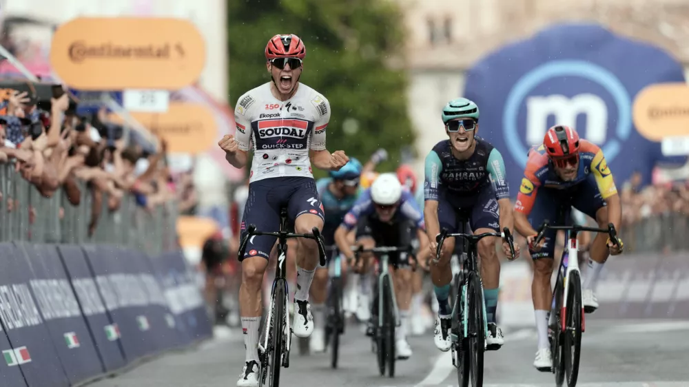 France's Paul Magnier of Soudal Quick-Step wins the 18th stage of the Giro d'Italia cycling race from Fai della Paganella to Pieve di Soligo, Italy, Thursday May 28, 2026. (Massimo PaoloneLaPresse via AP)