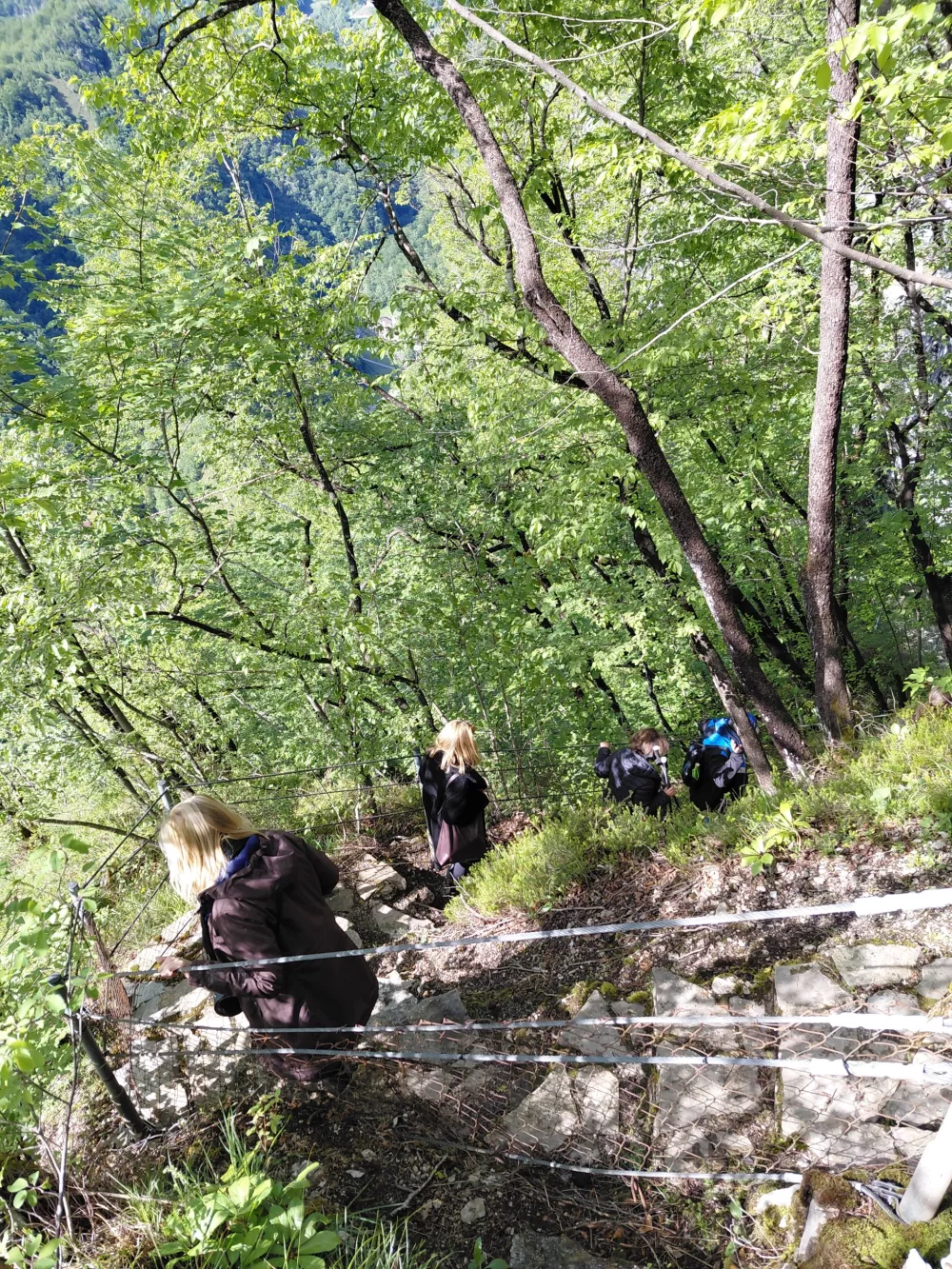 Spu&scaron;čanje do jame zna biti predvsem za majhne otroke precej naporno.