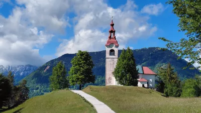 Ko stopi&scaron; proti robu planote pri cerkvici svetega Ivana, se pogled nenadoma odpre proti Kojci, Poreznu in Bohinjsko-Tolminskim goram. 