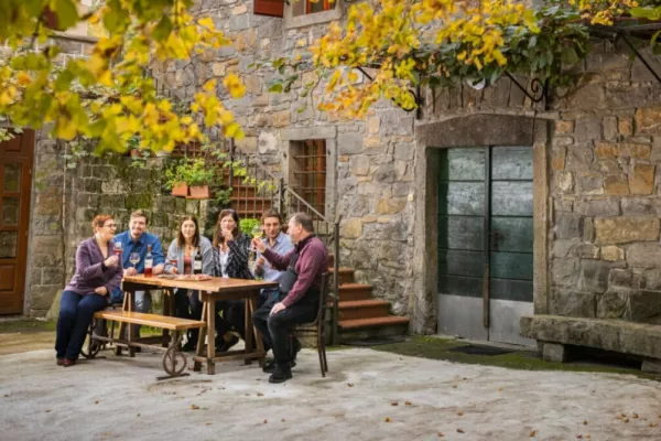 Vsak vinar bo predstavil najmanj tri različna vina, pri &scaron;tevilnih ponudnikih pa bodo na voljo tudi domače kulinarične posebnosti. Foto: Jaka Ivančič