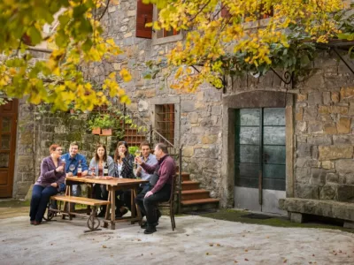 Vsak vinar bo predstavil najmanj tri različna vina, pri &scaron;tevilnih ponudnikih pa bodo na voljo tudi domače kulinarične posebnosti. Foto: Jaka Ivančič