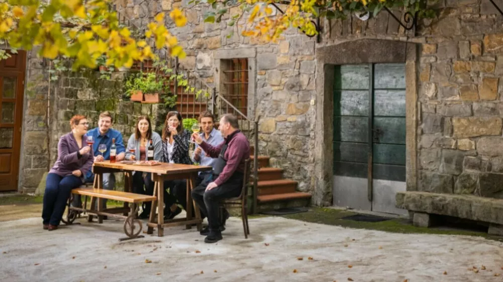 Vsak vinar bo predstavil najmanj tri različna vina, pri &scaron;tevilnih ponudnikih pa bodo na voljo tudi domače kulinarične posebnosti. Foto: Jaka Ivančič