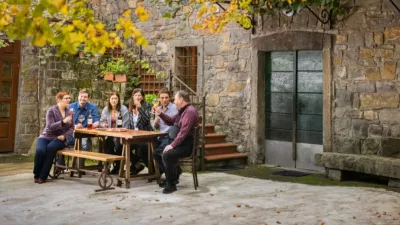 Vsak vinar bo predstavil najmanj tri različna vina, pri &scaron;tevilnih ponudnikih pa bodo na voljo tudi domače kulinarične posebnosti. Foto: Jaka Ivančič