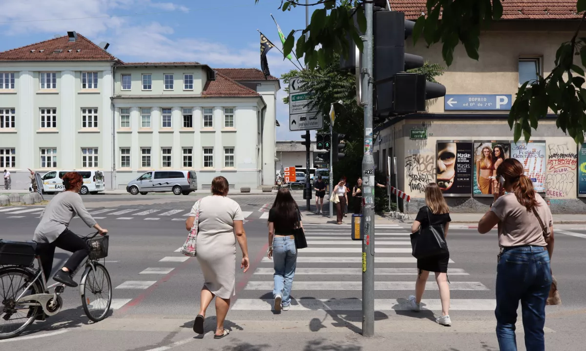 Potem ko smo poročali o opozorilih občanov zaradi nevarnega križišča Resljeve in Masarykove ceste v Ljubljani, so se odzvali tudi na ljubljanski občini.