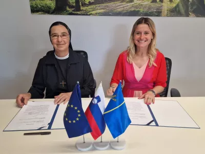 Županja Renata Kosec je podpisala pogodbo za nakup samostana na Mali Loki. Foto: Občina Domžale