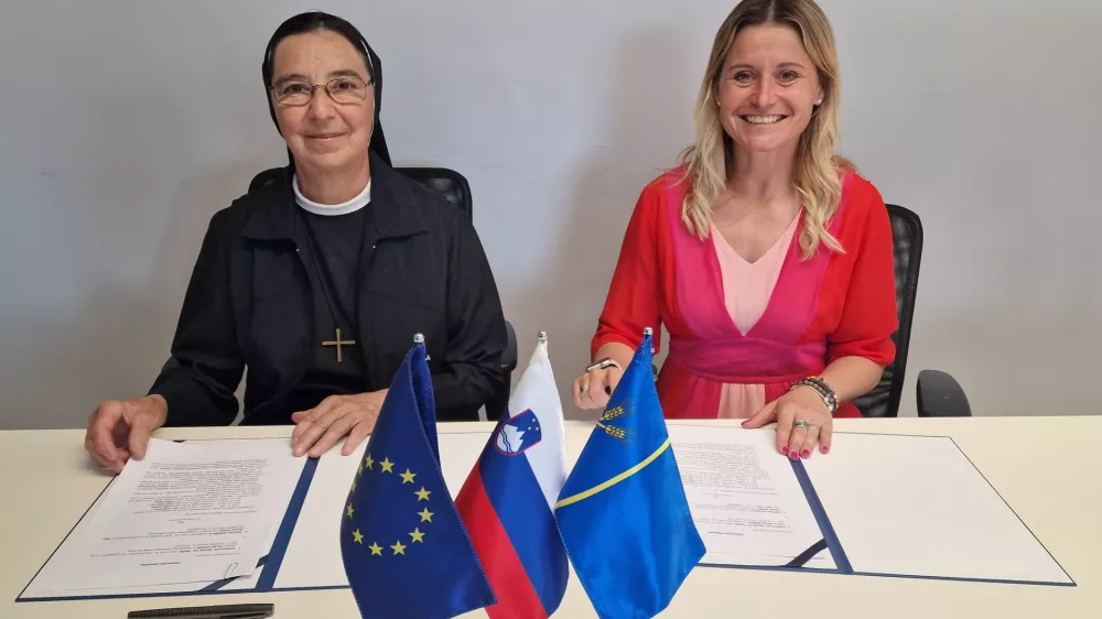 Županja Renata Kosec je podpisala pogodbo za nakup samostana na Mali Loki. Foto: Občina Domžale