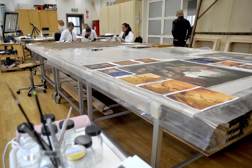- ilustrativna fotografijarestavriranje, restavratorstvo- Restavratorski center ZVKDS - novinarska konferenca o restavriranju slik Ivana Groharja, ki so bile leta 2007 ukradene iz Groharjeve hi&scaron;e v Sorici in najdene pri enem izmed osumljencev ropa SKB banke//FOTO: Tomaž Zajel&scaron;nik