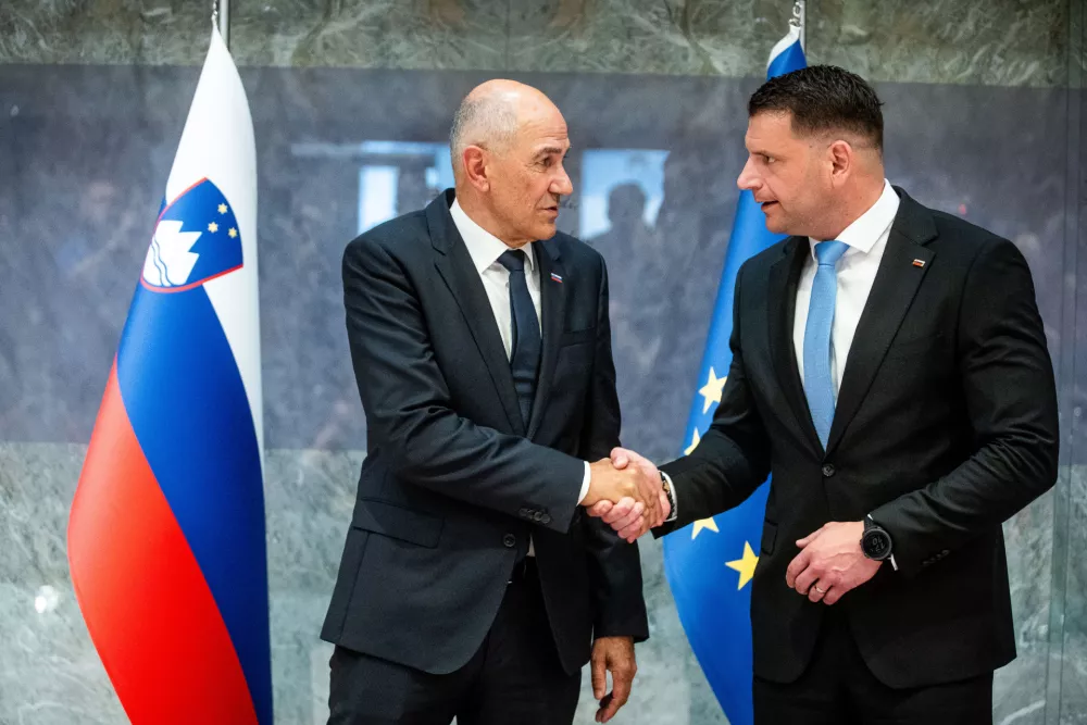Ljubljana, DZ.Izredna seja DZ, na kateri so obravnavali predlog za izvolitev prvaka SDS Janeza Janse za predsednika vlade.Rokovanje mandatarja za sestavo vlade Janeza janse in predsednika DZ Zorana Stevanovica.