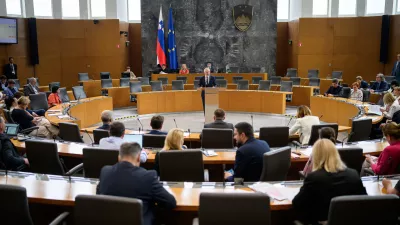 Izredna seja DZ, na kateri so med drugim obravnavali predlog sklepa o razpisu zakonodajnega referenduma o zakonu o interventnih ukrepih za razvoj Slovenije. Foto: STA