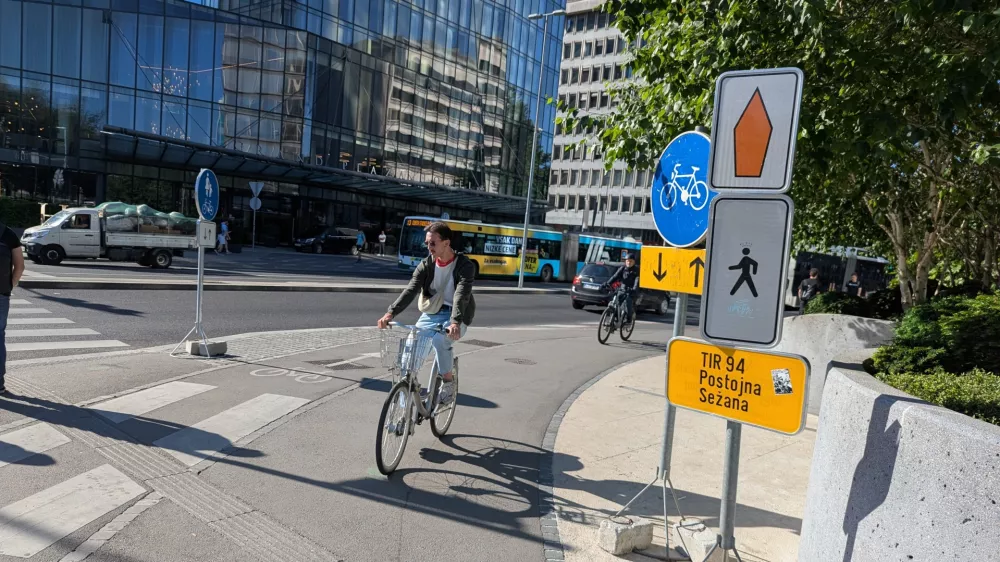 Znak za tir 94 danes zjutraj. Potnike po&scaron;ilja v sredi&scaron;če mesta. Na drugi strani ceste je pa podobno. Nihče se ne potrdi, da bi znake prekril, prečrtal ali kakorkoli popravil. / Foto: Daf