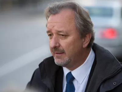 Nekdanji veleposlanik v Avstraliji Milan Balažic pred MZZ, medijem predstavil poročilo o okoli&scaron;činah odpoklica, ki ga je prejel od KPK, - 12.01.2016 pred Ministrstvom za zunanje zadeve (MZZ) - predstavitev zaključnih ugotovitev Komisije za preprečevanje korupcije (KPK) v primeru Tajna diplomacija, ki se nana&scaron;a na dejavnost preiskovancev zunanjega ministra Karla Erjavca, biv&scaron;e premierke Alenke Bratu&scaron;ek ter odpoklic Milana Balažica z veleposlani&scaron;kega mesta v Avstraliji;//FOTO: Maja Marko