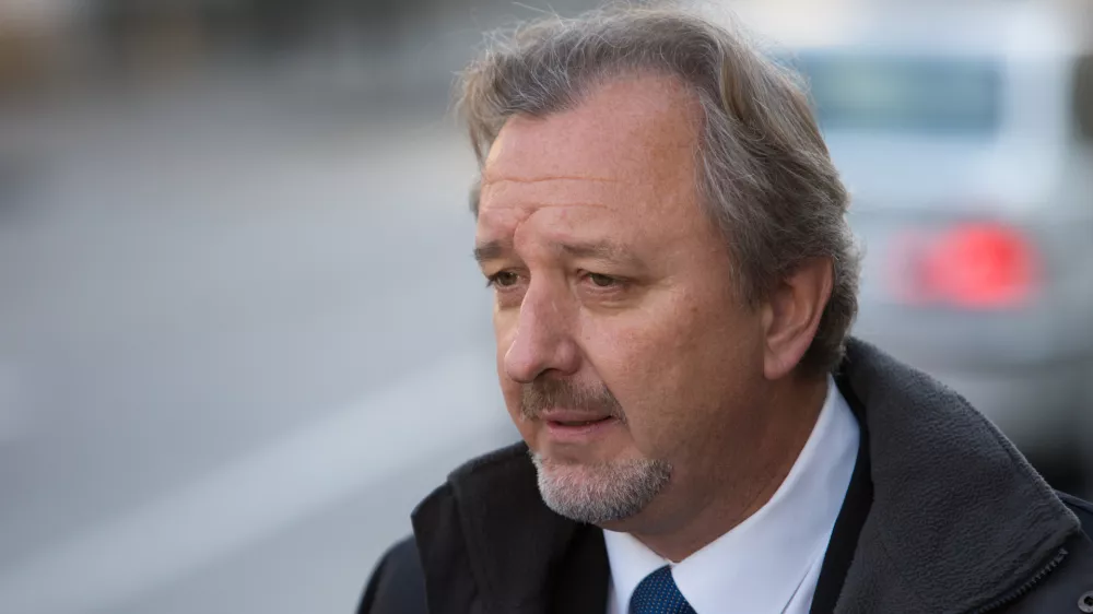 Nekdanji veleposlanik v Avstraliji Milan Balažic pred MZZ, medijem predstavil poročilo o okoli&scaron;činah odpoklica, ki ga je prejel od KPK, - 12.01.2016 pred Ministrstvom za zunanje zadeve (MZZ) - predstavitev zaključnih ugotovitev Komisije za preprečevanje korupcije (KPK) v primeru Tajna diplomacija, ki se nana&scaron;a na dejavnost preiskovancev zunanjega ministra Karla Erjavca, biv&scaron;e premierke Alenke Bratu&scaron;ek ter odpoklic Milana Balažica z veleposlani&scaron;kega mesta v Avstraliji;//FOTO: Maja Marko