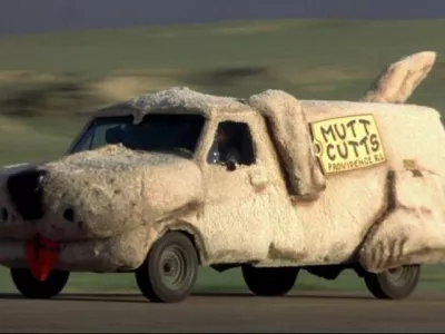 Za pasjo preobleko se skriva ford econoline. / Foto: Youtube