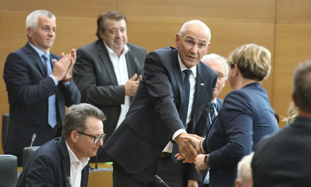 Novi mandatar Janez Janša je v državni zbor vložil listo ministrskih  kandidatov za sestavo 16. slovenske vlade. Med imeni najdemo stare  Janševe sopotnike, nekatera presenečenja, pa tudi imena, obremenjena s  preteklimi in sedanjimi aferami.